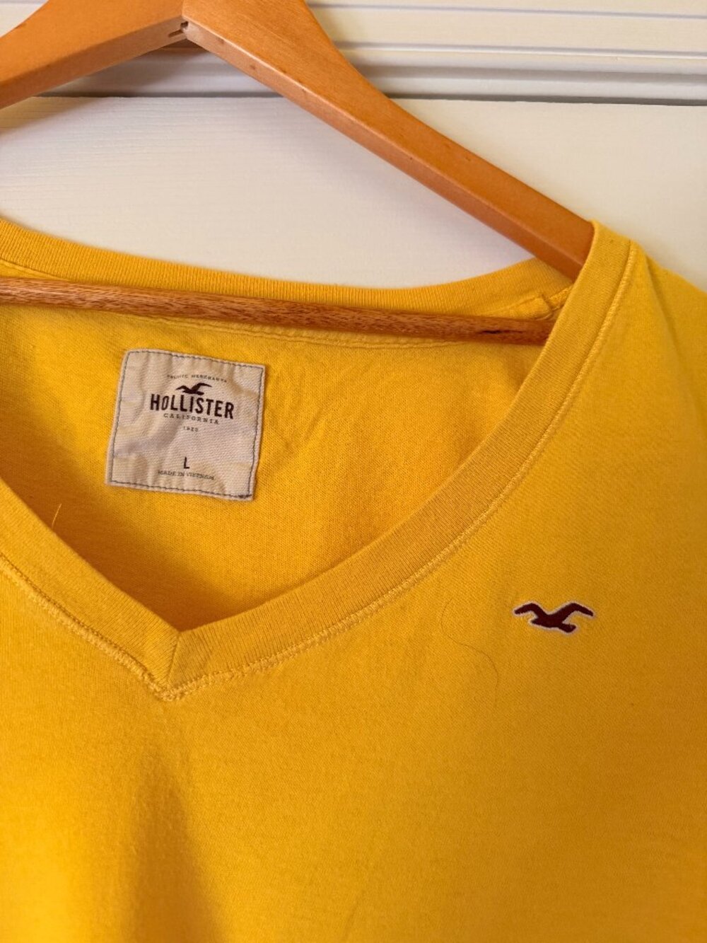 Hollister Yellow V-Neck Tee Shirt Large Casual Basic Top - Picture 4 of 5